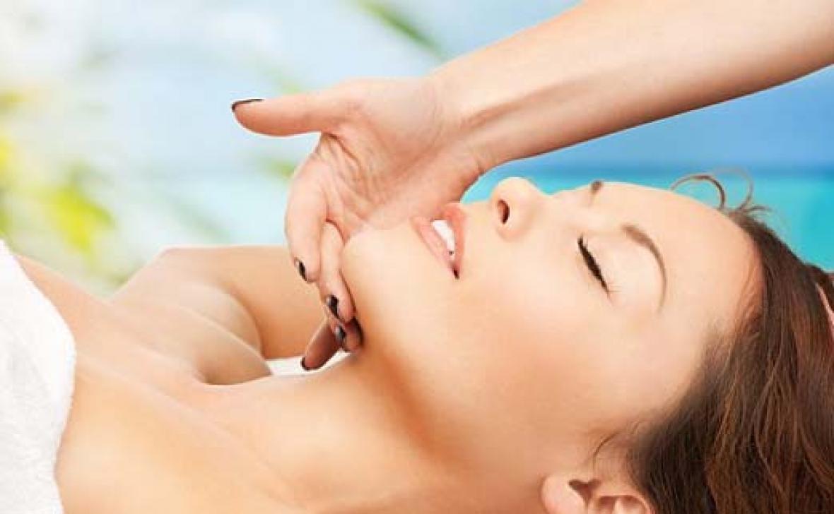 Косметический массаж лица. Упражнения для лица. Упражнения для лица. Лицо массаж похудеть. Гимнастика для лица ревитоника упражнения.