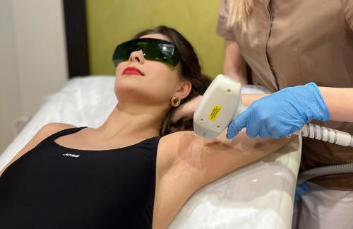 Малая зона и подмышки бесплатно! Лазерная эпиляция для женщин от 20р в медицинском центре "Акварель"